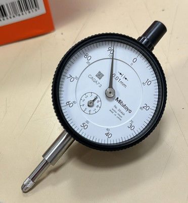 Mitutoyo Dial Gauge with 10 mm Range 0.01 mm Graduation สําหรับการวัดขนาดแม่นยําและความทนทานต่อสิ่งแวดล้อม