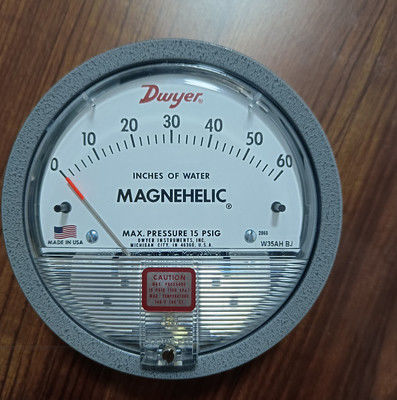 Dwyer Series 2000 Magnehelic Differential Pressure Gauge ด้วยระยะ 0-60 ใน w.c ความแม่นยํา ± 2% และการเชื่อมต่อ 1/8 NPT