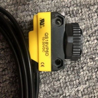 แบนเนอร์ QS18VP6D เครื่องรับแสงไฟฟ้ากระจายด้วยความยาว 450 มิลลิเมตร IP67 NEMA 6 Output PNP