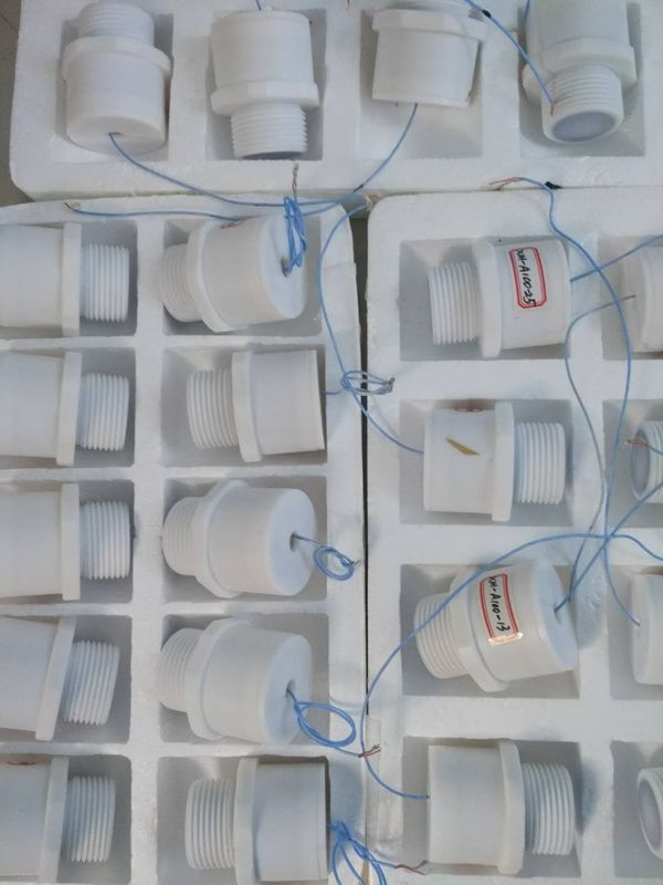 เครื่องตรวจจับระดับปริมาตรอาหาร PTFE Ultrasonic Level Sensor พร้อมความทนทานต่อสารเคมีและการป้องกัน IP67 สําหรับการวัดระดับของของเหลว